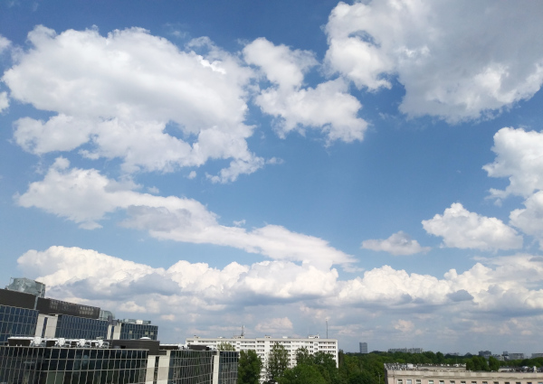 Zdjęcie przedstawia niebo z chmurami w kształcie kalafiorów